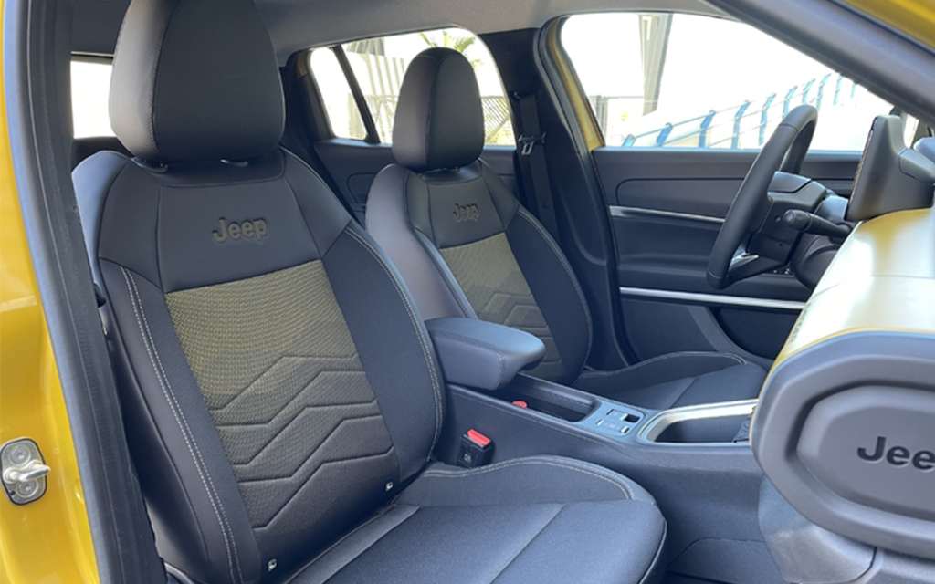 intérieur avenger jeep